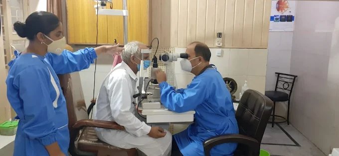 Slit-lamp eye examination with assisting staff